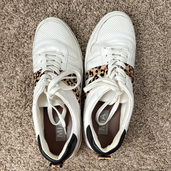 MIA Sneakers - Picture 5 of 5